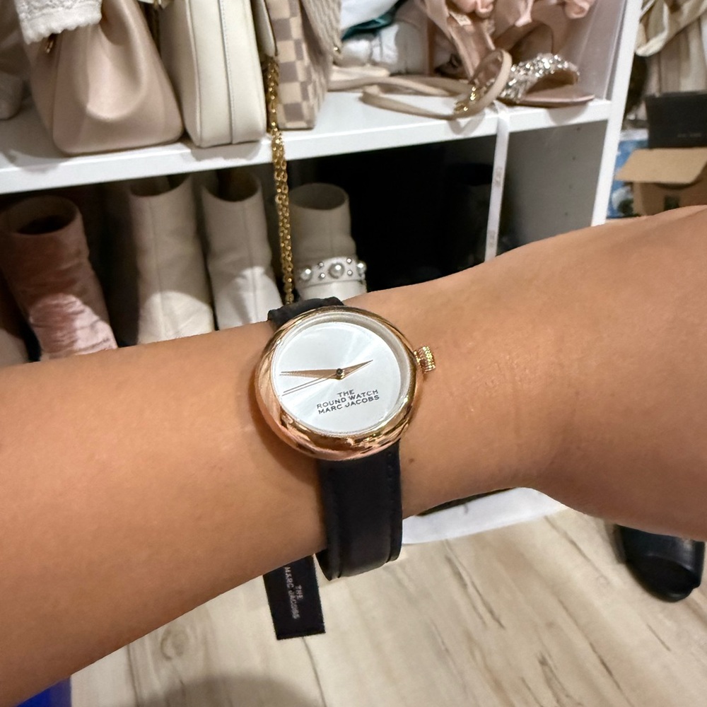 Marc Jacobs The Round Watch Black and Gold Watch